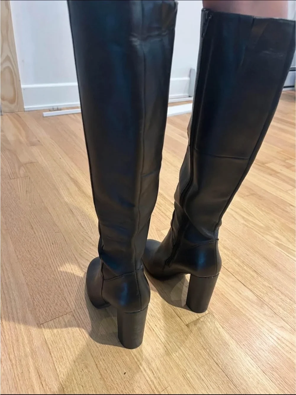 Classic Black Knee-High Leather Boots - Sleek Women's Heeled Riding Boots